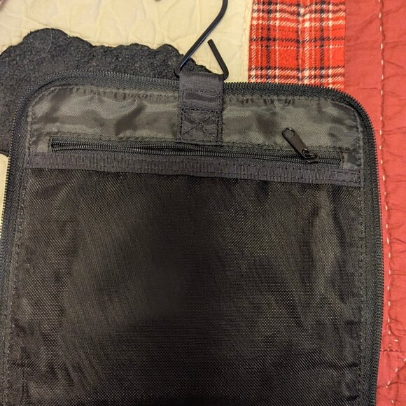 PENGUIN Hanging Toiletry Travel Bag NWOT - Picture 6 of 11
